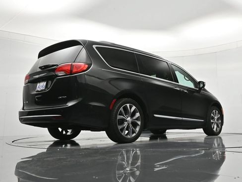 Used 2017 Chrysler Pacifica Limited w/ UConnect Theater Package FWD image 41