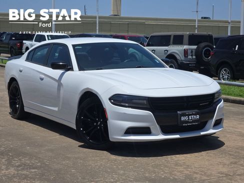 Used 2018 Dodge Charger SXT w/ Blacktop Package RWD image 1