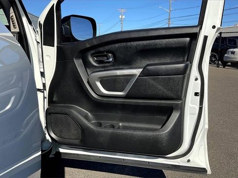 Used 2022 Nissan Titan SV image 24