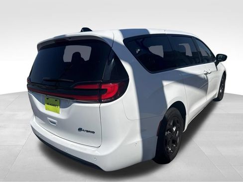 Used 2024 Chrysler Pacifica Limited FWD image 9