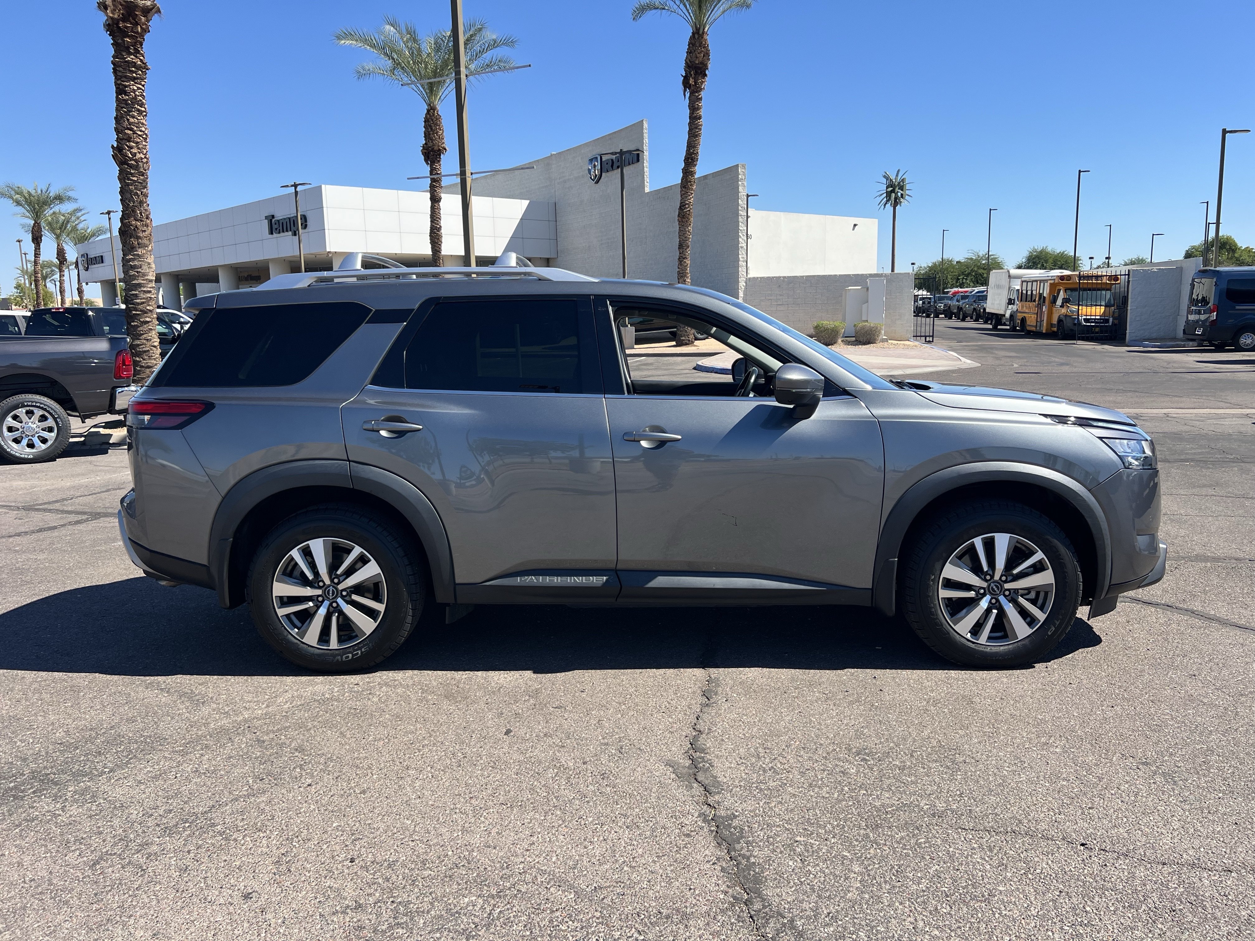 Used 2022 Nissan Pathfinder SL FWD image 6