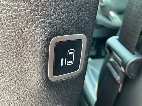 Used 2025 Chrysler Pacifica Select FWD image 37