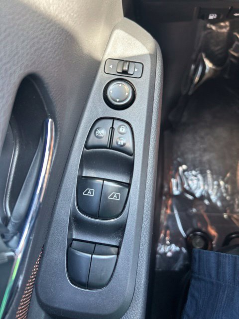 Used 2023 Nissan Kicks SR FWD image 12