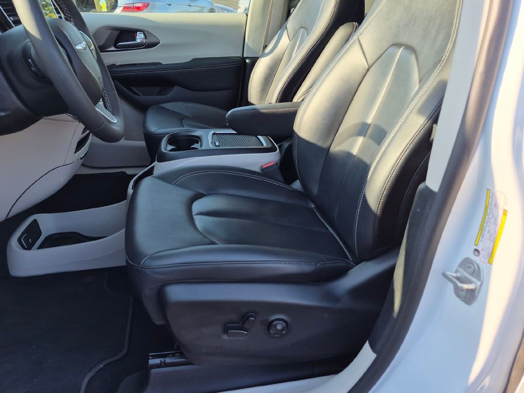Used 2024 Chrysler Pacifica Touring-L FWD image 10