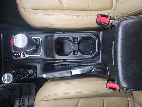 Used 2019 Jeep Wrangler Unlimited Sahara AWD/4WD image 15