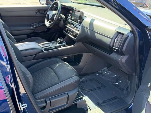 Used 2025 Nissan Pathfinder SV FWD image 30