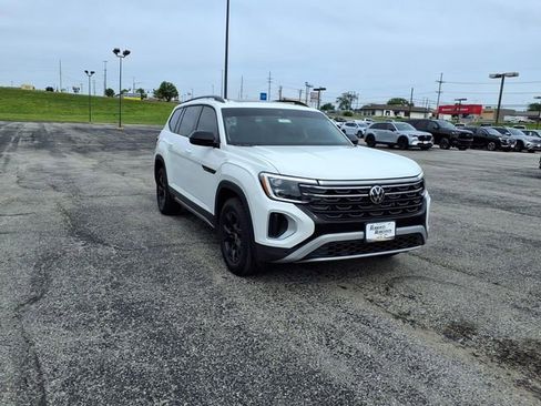 Used 2025 Volkswagen Atlas Peak Edition SE AWD/4WD image 6