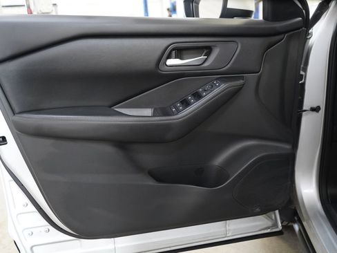 Used 2025 Nissan Rogue SV FWD image 13