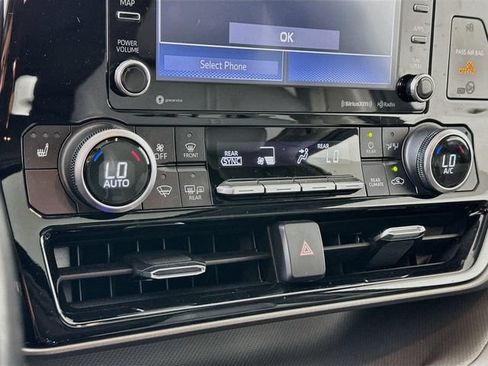 Used 2021 Toyota Highlander XLE AWD/4WD image 18