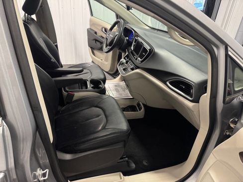 Used 2018 Chrysler Pacifica Touring-L FWD image 20