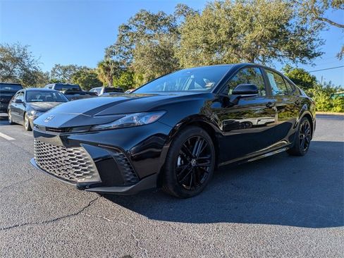 Used 2025 Toyota Camry SE image 7