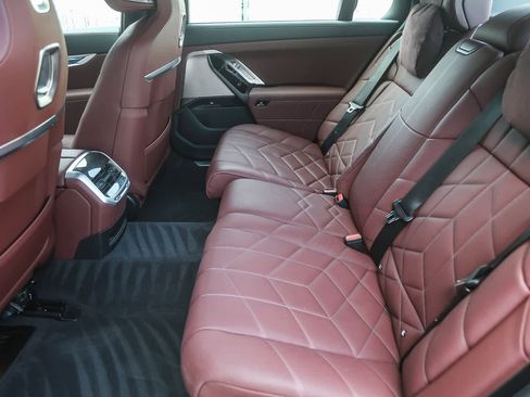 Used 2025 BMW i7 eDrive50 w/ M Sport Package image 15