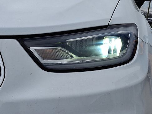 Used 2023 Chrysler Pacifica Touring-L FWD image 10
