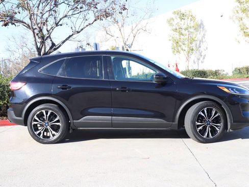 Used 2022 Ford Escape SE w/ SE Sport Appearance Package image 3
