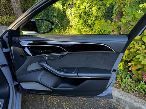 Used 2021 Audi S8 L w/ S8 Executive Package image 22