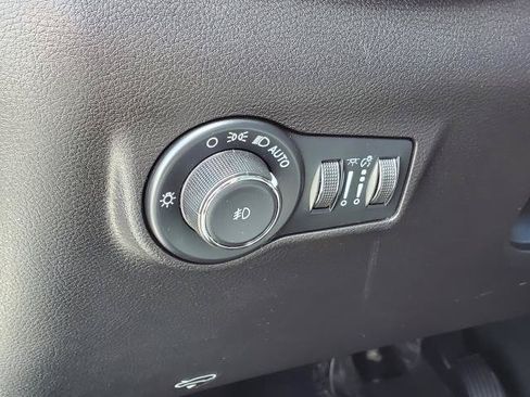 Used 2023 Jeep Compass Latitude w/ Sun and Sound Group AWD/4WD image 9