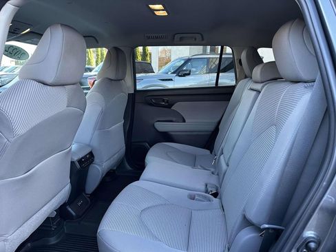 Used 2022 Toyota Highlander LE image 11