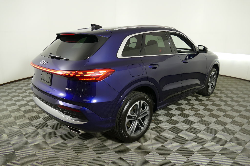 Certified 2025 Audi Q5 Premium AWD/4WD image 3