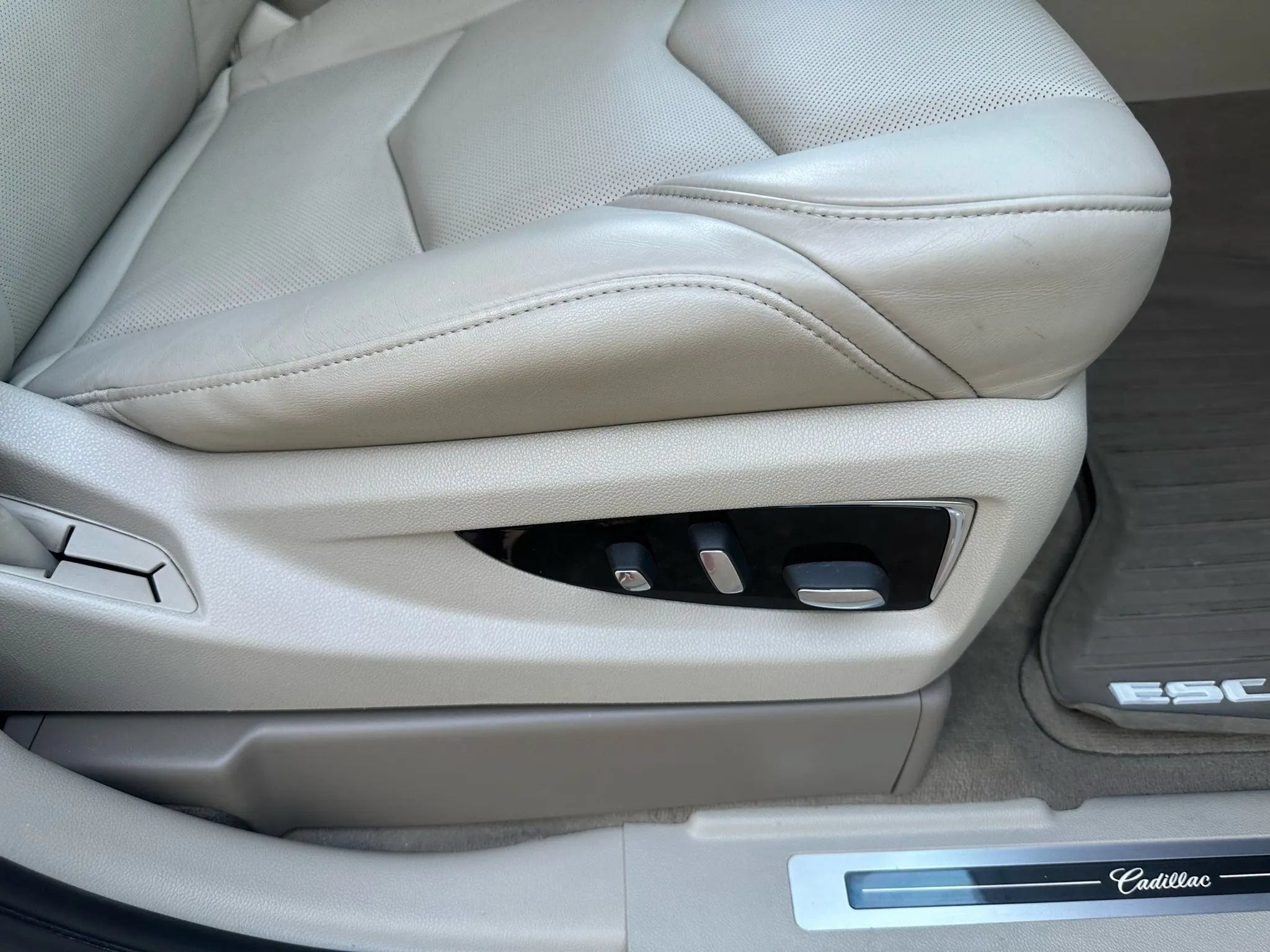 Used 2015 Cadillac Escalade Luxury AWD/4WD image 28