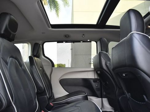 Used 2023 Chrysler Pacifica Limited FWD image 25