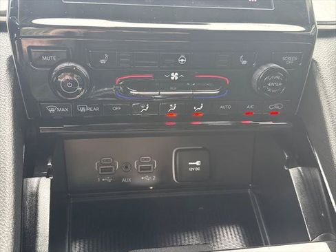 Used 2023 Jeep Grand Cherokee Laredo w/ Luxury Tech Group I AWD/4WD image 18