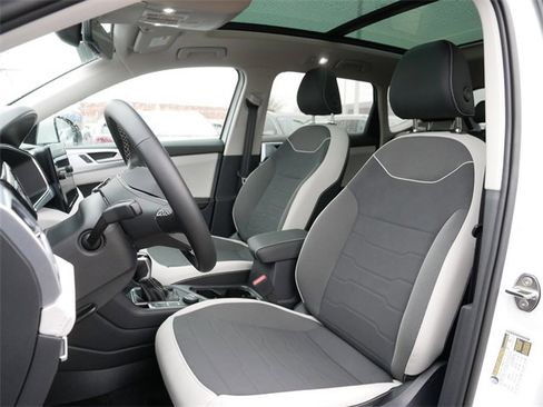 Certified 2025 Volkswagen Taos SE image 15