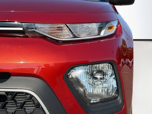 Used 2022 Kia Soul LX image 9