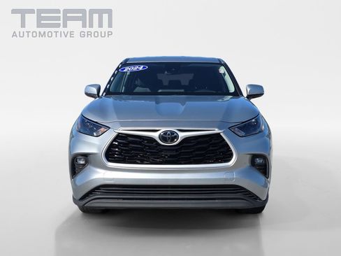 Used 2024 Toyota Highlander LE image 2