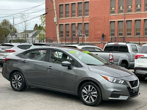 Used 2021 Nissan Versa SV FWD image 3