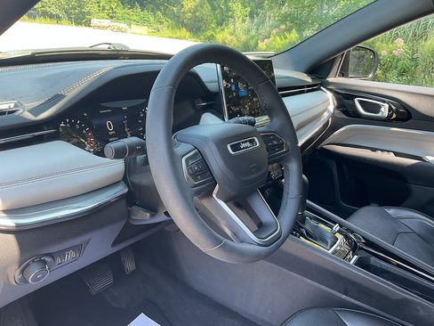 Used 2023 Jeep Compass Limited AWD/4WD image 10