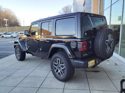 Used 2025 Jeep Wrangler Unlimited Sahara AWD/4WD image 5