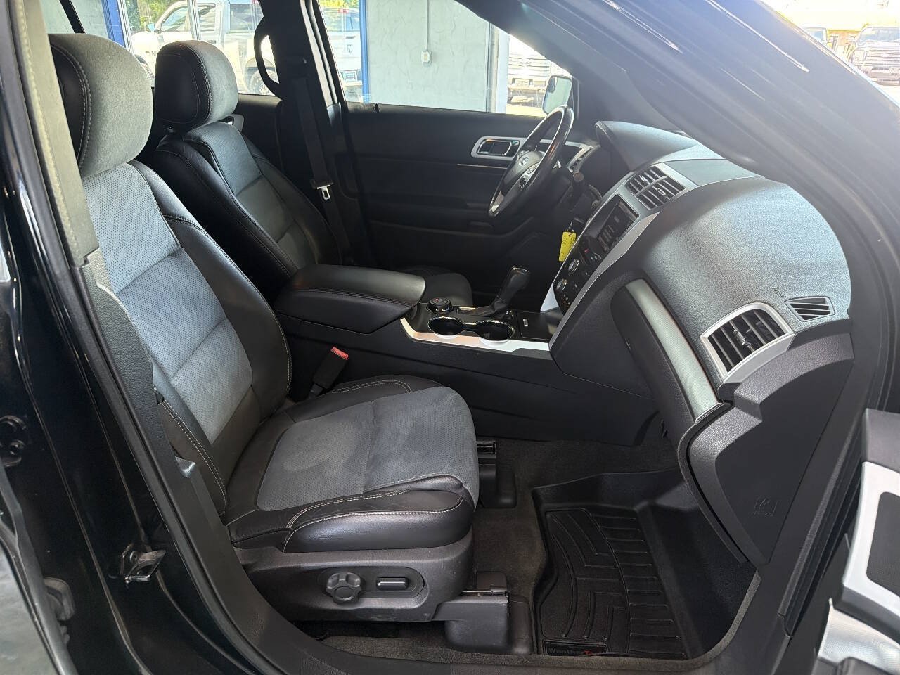 Used 2015 Ford Explorer XLT w/ Equipment Group 202A AWD/4WD image 21