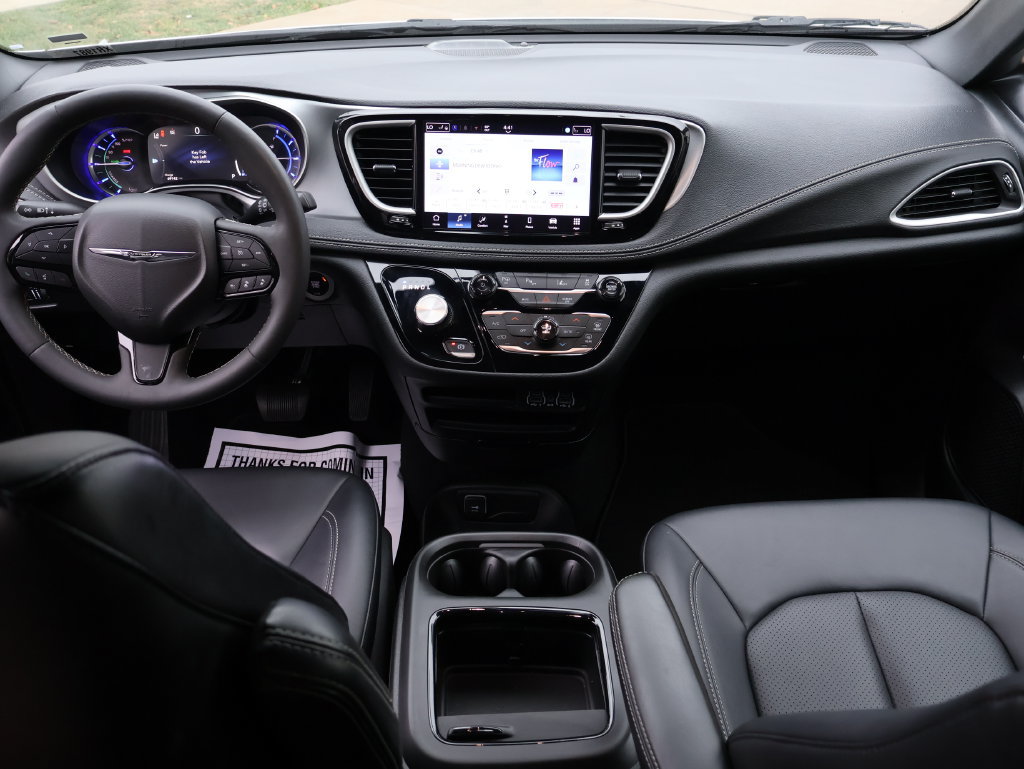 Used 2024 Chrysler Pacifica Limited FWD image 13