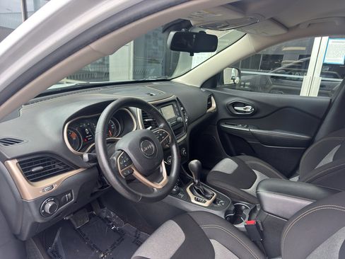 Used 2016 Jeep Cherokee Sport AWD/4WD image 3