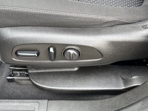 Used 2022 GMC Acadia SLE w/ Driver Convenience Package image 17