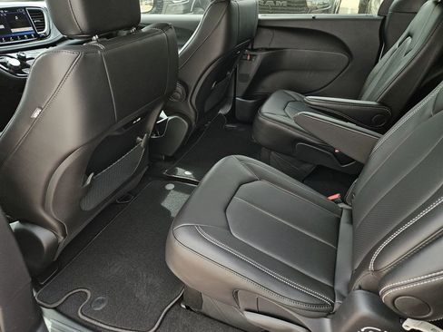 New 2026 Chrysler Pacifica Select image 12