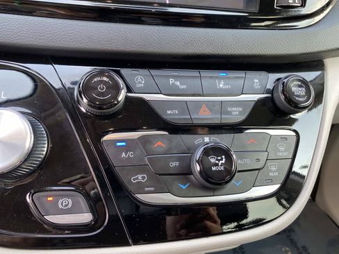 Used 2024 Chrysler Pacifica Touring-L FWD image 13