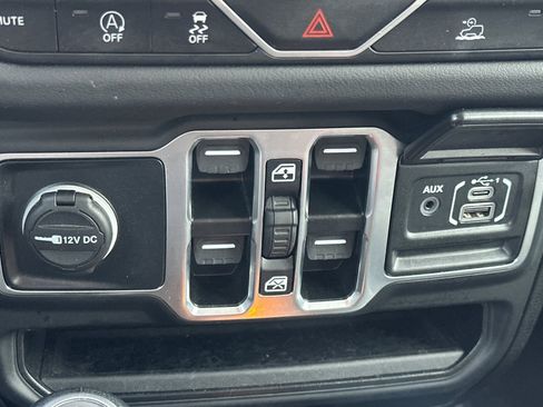 Used 2025 Jeep Wrangler Sahara image 30