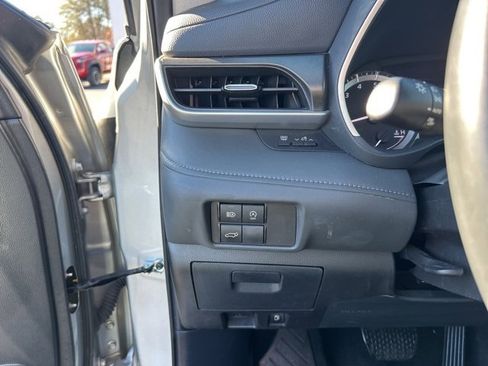 Used 2024 Toyota Highlander XLE image 25