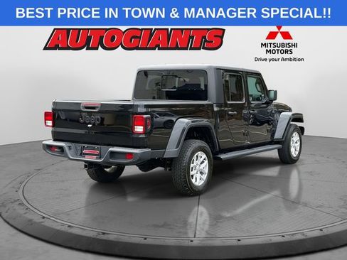 Used 2023 Jeep Gladiator Sport image 2