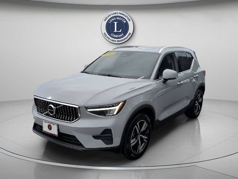 Certified 2025 Volvo XC40 B5 Core AWD/4WD image 1