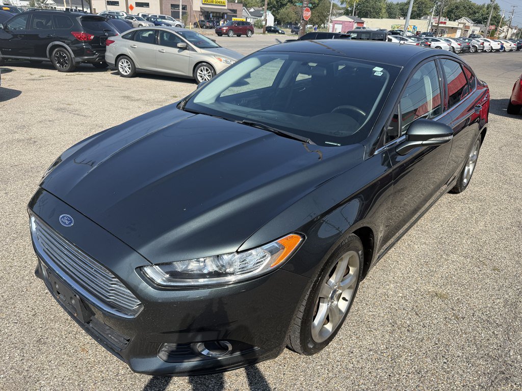 Used 2016 Ford Fusion SE FWD image 2