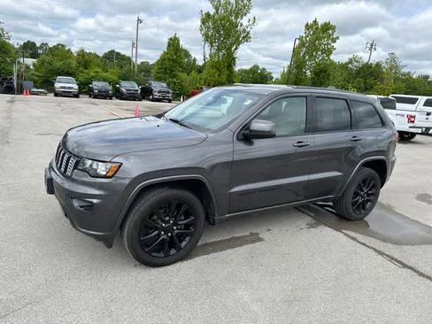 Used 2017 Jeep Grand Cherokee Altitude AWD/4WD image 13