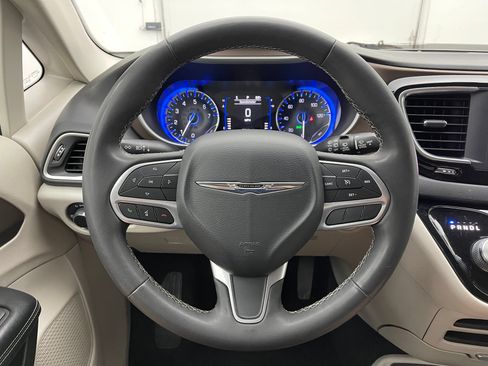 Used 2022 Chrysler Voyager LX FWD image 20