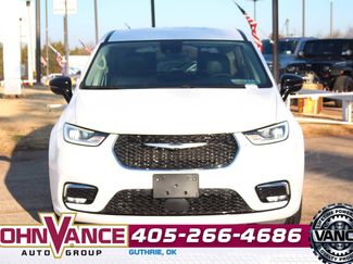 Used 2024 Chrysler Pacifica Touring-L video 2