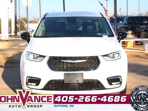 Used 2024 Chrysler Pacifica Touring-L image 2