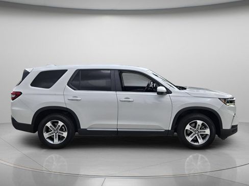 Used 2025 Honda Pilot EX-L image 3