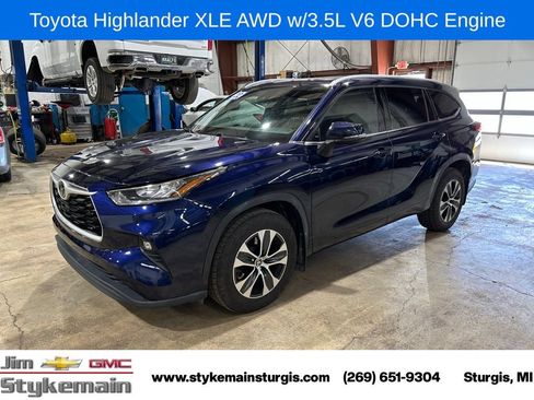Used 2022 Toyota Highlander XLE AWD/4WD image 1