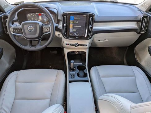 Used 2020 Volvo XC40 T4 Momentum image 25