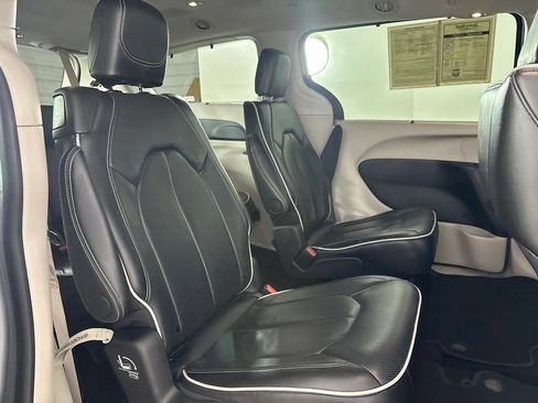 Used 2024 Chrysler Pacifica Limited FWD image 27